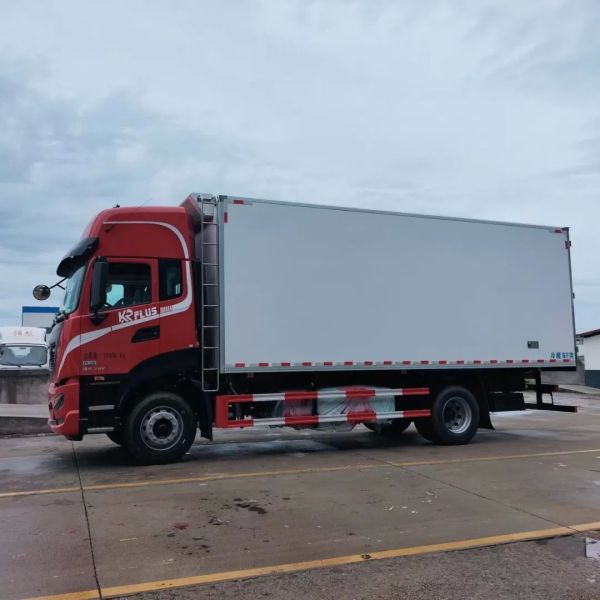 Dongfeng 6X4 Tractor with 40ton-50ton Transport Freezer Trailer Refrigerator Container Semi Trailer