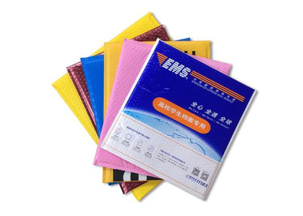 O enviamento plástico acolchoado grande bolha envolve os sacos A5 do porte postal