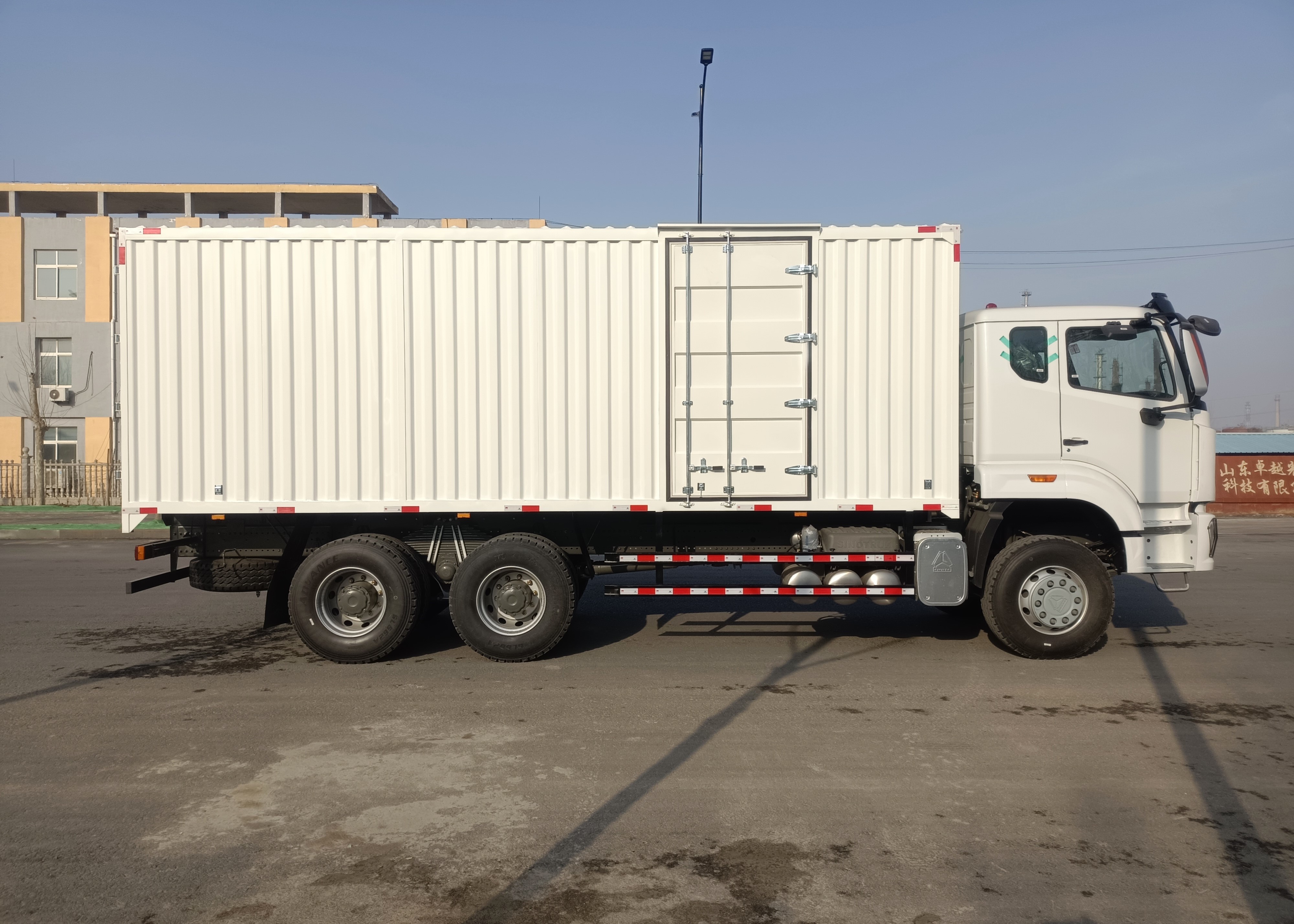 6×4 Drive Type Heavy Duty Truck Powered by Sinotruk Gear Box Offering Superior Load Handling and Operational Reliability