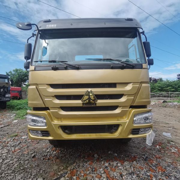 Customized Request Carbon Steel Cargo Box HOWO Tractor Truck with 1000L Fuel Tank