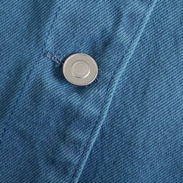 Фабрика подгоняла одиночную куртку джинсовой ткани урожая Breasted сладкую темно-синую