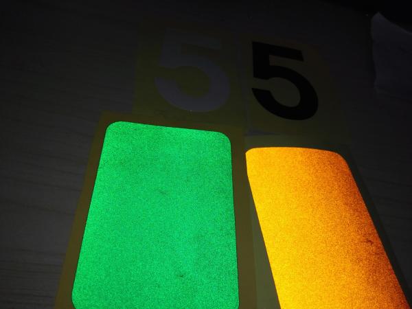 Machinant le recouvrement réfléchissant acrylique de signe de sécurité de film de catégorie auto-adhésif