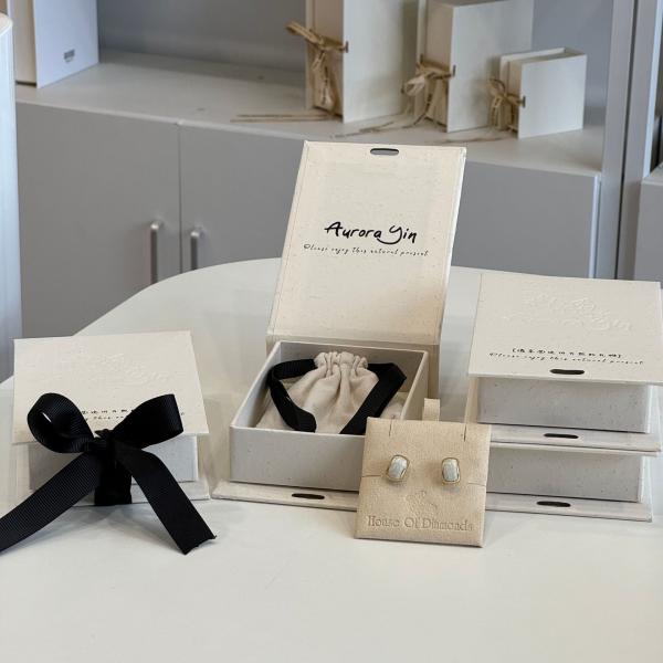 Boîte à bijoux de luxe en forme de livre avec couvercle magnétique et ruban de soie, emballage cadeau de qualité supérieure pour colliers et bracelets
