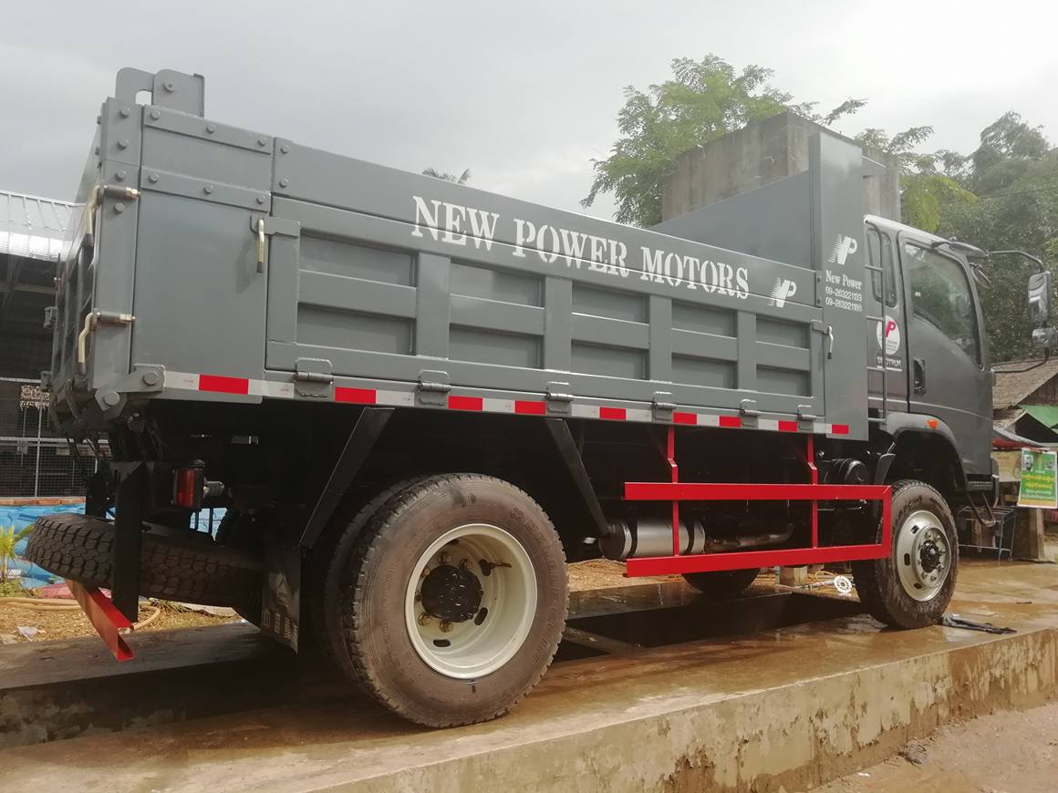 Реклама обязанности света СИНОТРУК Хоман Х3 Эуро3 перевозит 130хп на грузовиках 4кс2 10 тонн полезной нагрузки