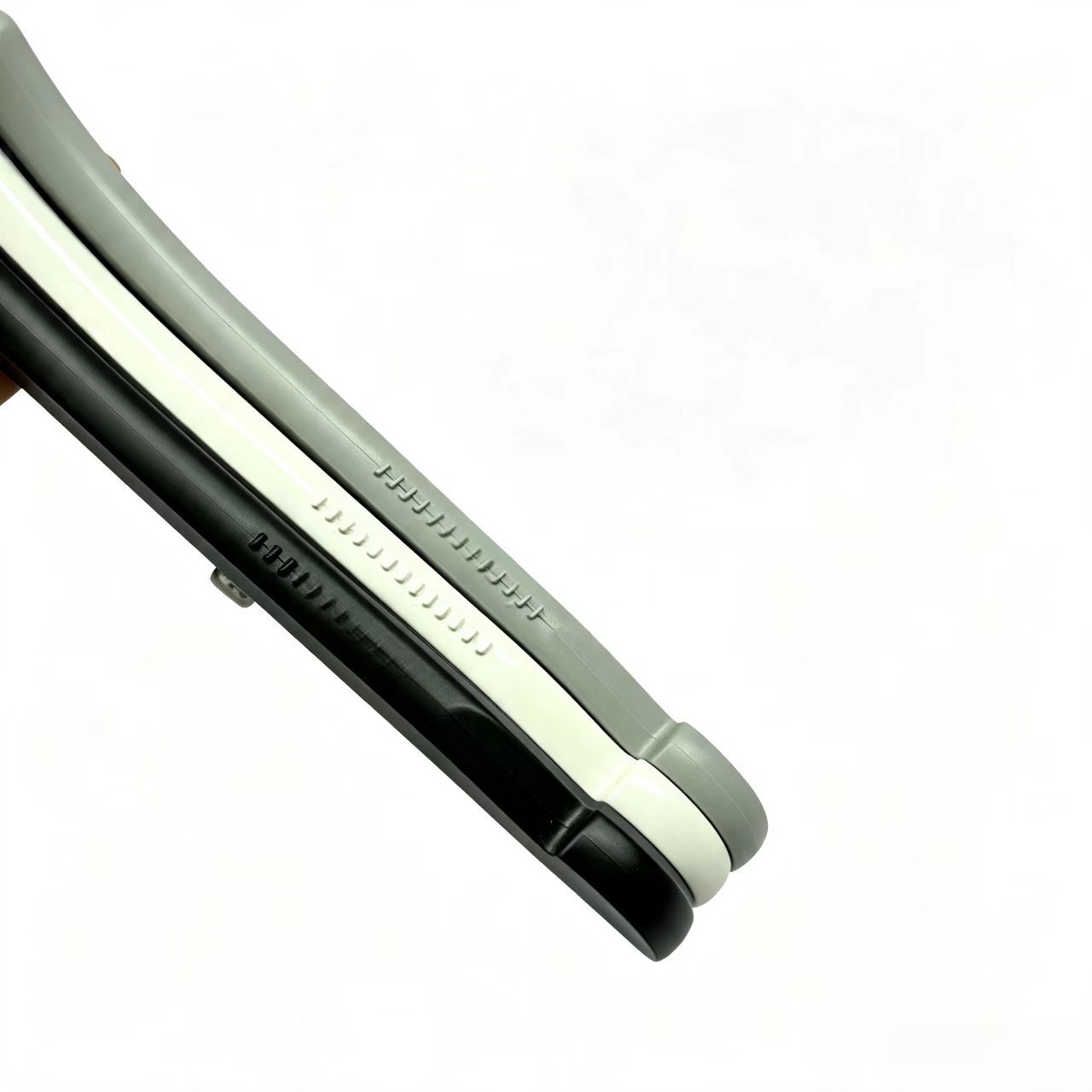 Non-slip mark-free plastic clothes hanger with 43cm length and wide shoulders for garment stores