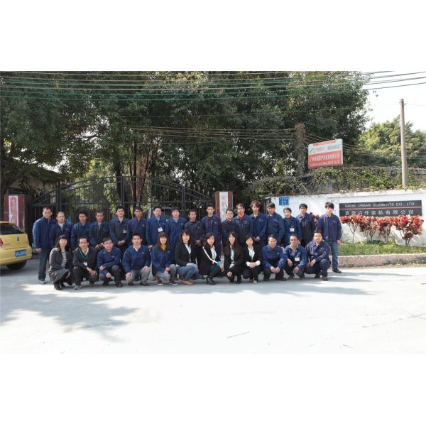 Наружный металлический пикник с двумя скамейками, установленными на поверхности