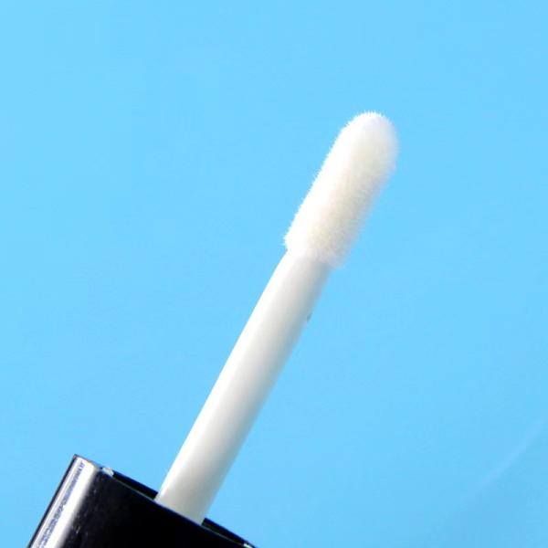 1.2ml Plastic Cylinder Lip Gloss Tube With Long Cap Customized Colors Accepted