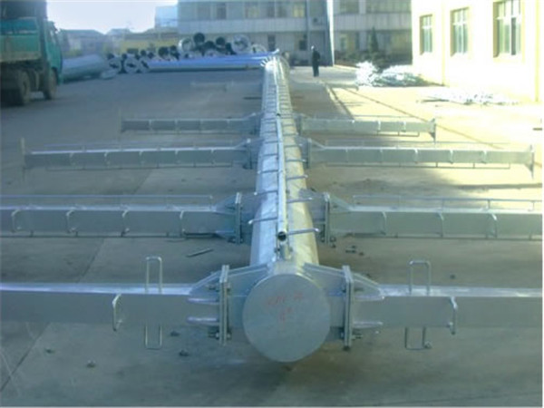 Фонарные столбы улицы ИСО РАЛ покрытые порошком, полигональный внешний фонарный столб