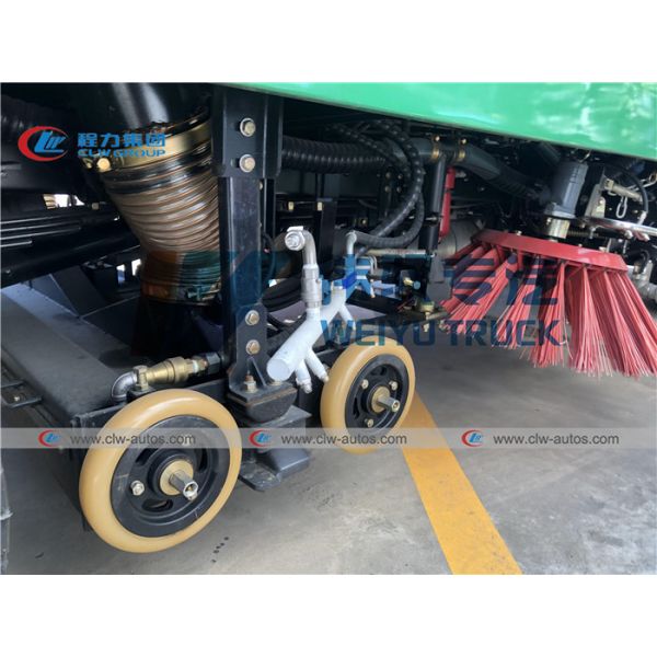 Тележка метельщика дороги всасывания пыли спринклера воды Shacman 6CBM