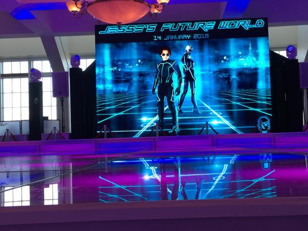 200-800W  Indoor Full Color Led Screen P2.6 14-16 Bit Grey Scale Simple Structures