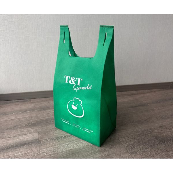 New Design T Shirt Non Woven Bags Cheap Tote Bags Custom Printed Recyclable Fabric With Logo Eco-friendly Non Woven Vest Bags W Cut T Shirt Non Woven Bags for Shopping
