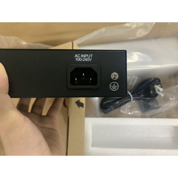 8 портов POE Гигабитный волоконно-волоконный переключатель POE Watchdog с 4 портами SFP/RJ45 Uplink 120 Вт