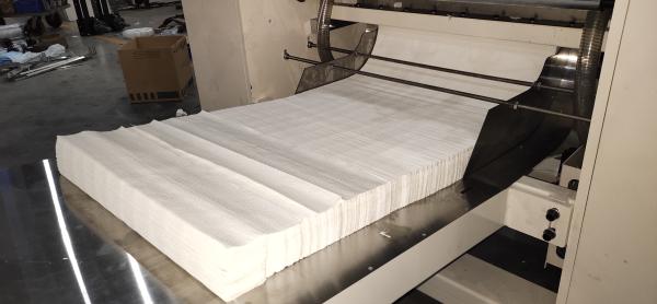 Un dessin intercalaire de bonne qualité N plier la machine à plier du papier de serviette à main avec une ligne de production de machine à emporter facilement