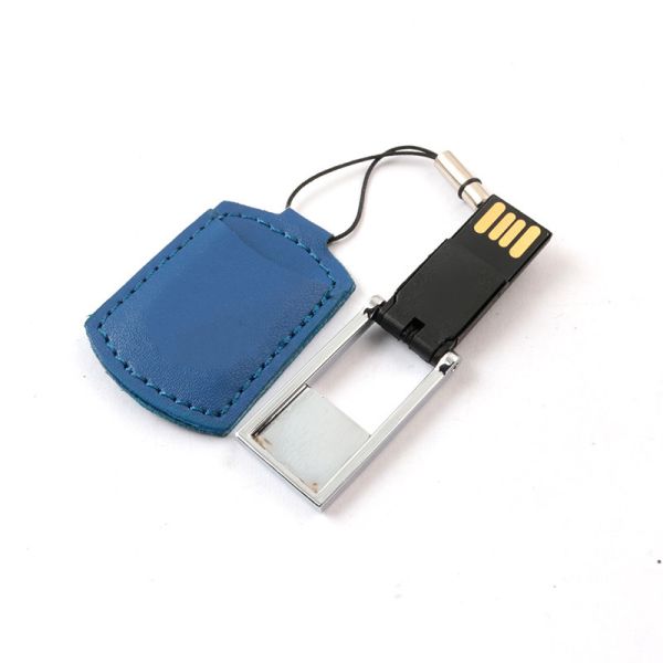 Специальный логотип поддерживается кожаным USB-флеш-накопителем со скоростью чтения 20 МБ/с