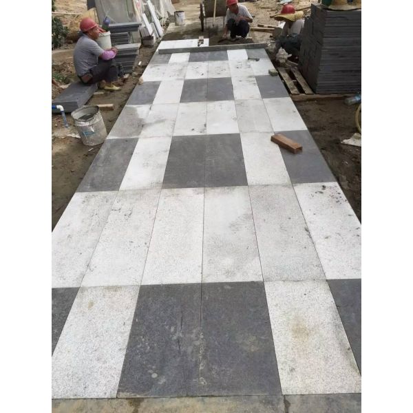 Черные базальные мостят булыжником вымощать кирпичи, камни черного гранита ландшафта вымощая