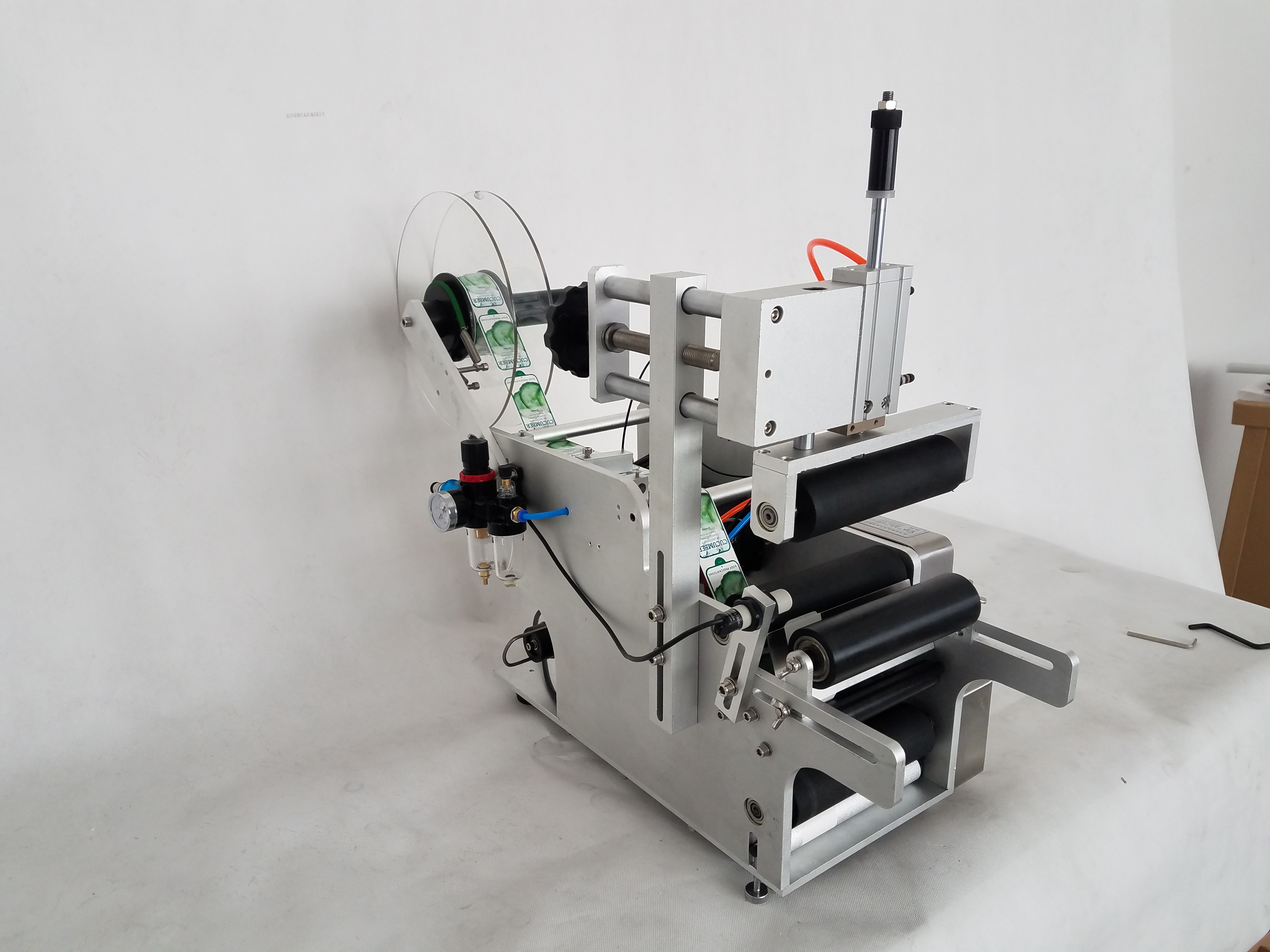 Desktop Adhesive Sticker Semi Automatic Bottle Label Applicator Pneumatic Type