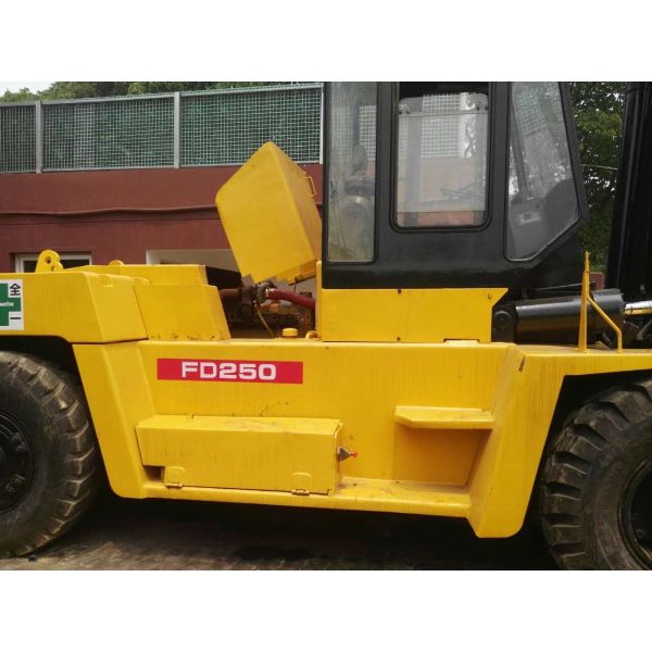 Японская тяжелая используемая дизельная тонна КОМАТСУ ФД250 платформы грузоподъемника 25 с бортовым сдвигателем