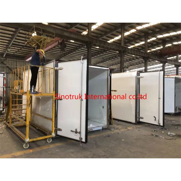 Refrigerated Truck SINOTRUK HOWO For Frozen Food / Medicine Transport