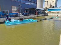 Las algas azules de limpieza salvan la nave flotante del retiro del río del barco