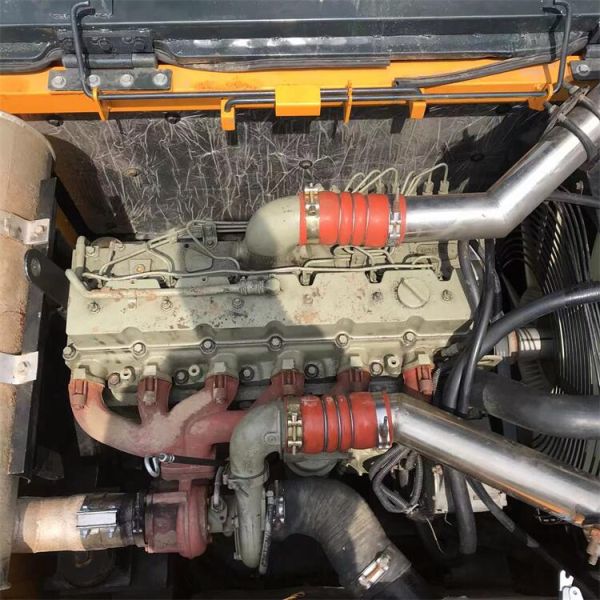 En bon état, importation japonaise. Excavatrice utilisée.