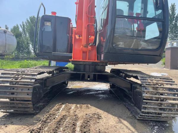 Pelle hydraulique Hitachi ZX 70 d'occasion : Machines compactes fiables pour les projets de construction et d'aménagement paysager