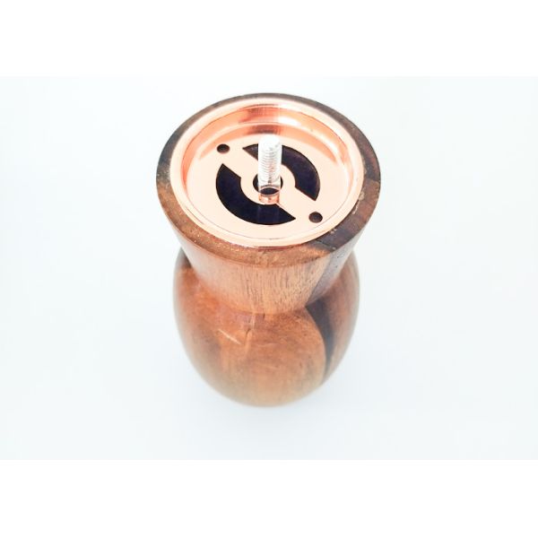 Древесина натурального цвета, деревянный набор для измельчения соли и перца.