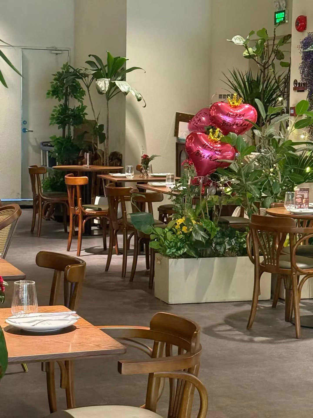 Solid Wood Leather Cafe Chair with Modern Design and Customizable Options for Restaurants