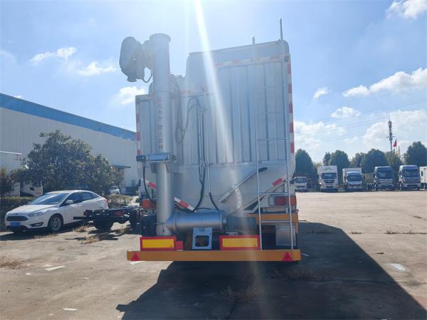 Camion-remorque de transport de poudre de fourrage pour animaux en vrac