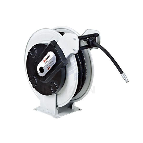 Корабль/воздух и вода мастерской поливают из шланга вьюрок длина шланга в 25 метров, вьюрки шланга масла