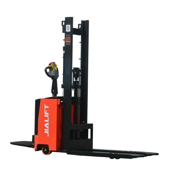 Электрический наборщик (в положении стоя) CL1526 Номинальная тяговая масса 1500 кг Высота подъема 2600 мм Электрический наборщик