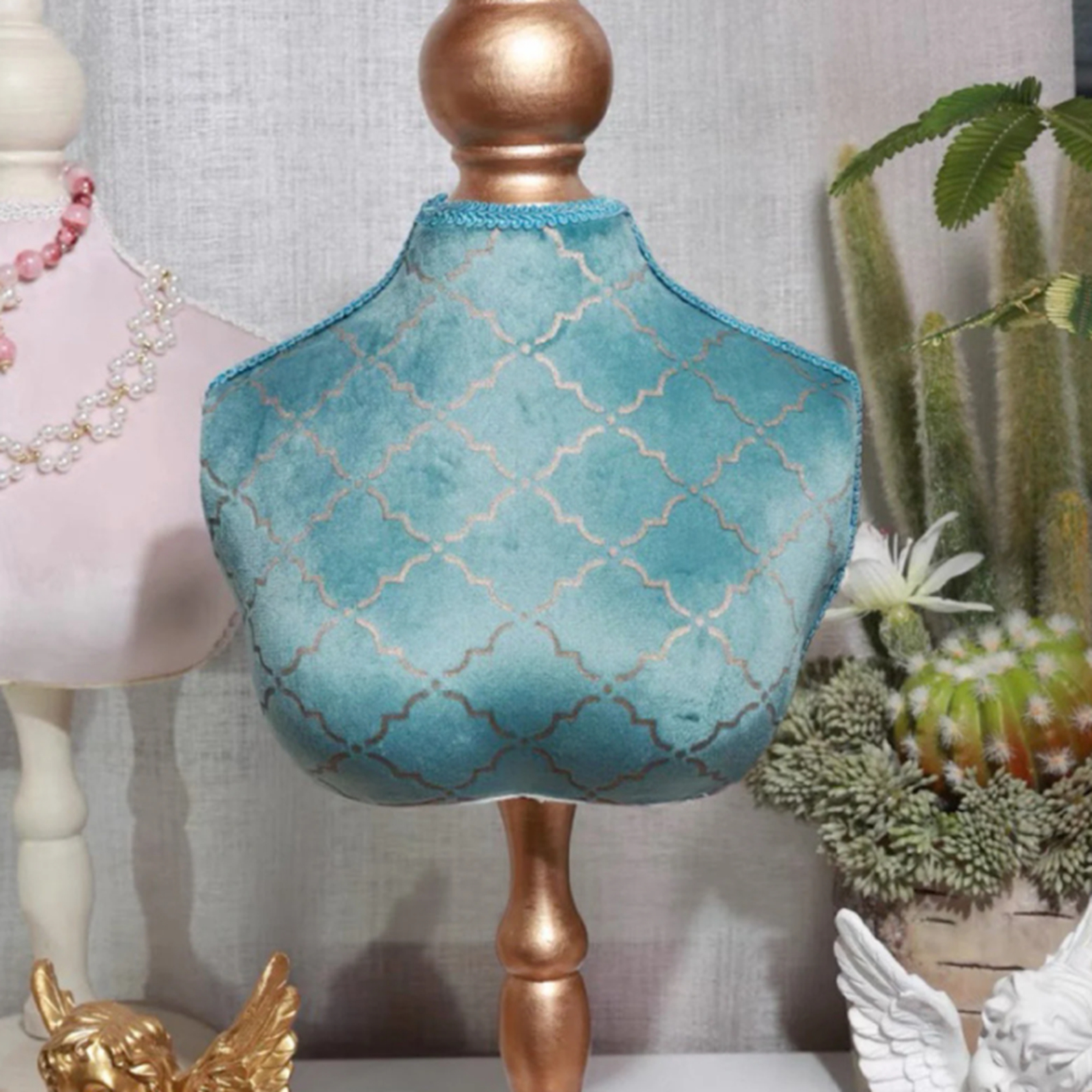 Customized Design Jewelry Display Bust with LED Lighting and Durable Metal Frame for Necklace Display Stand