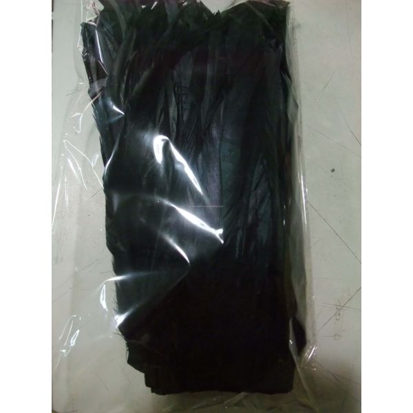 Cubierta de plumas de gallo negro con cinta de satén y pluma de pollo