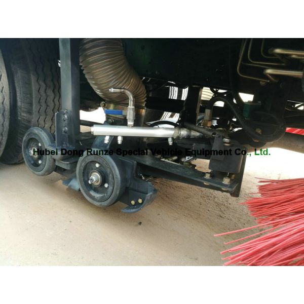 Multifunctional ISUZU Road Cleaning Truck , Vacuum Broom Sweeper Truck