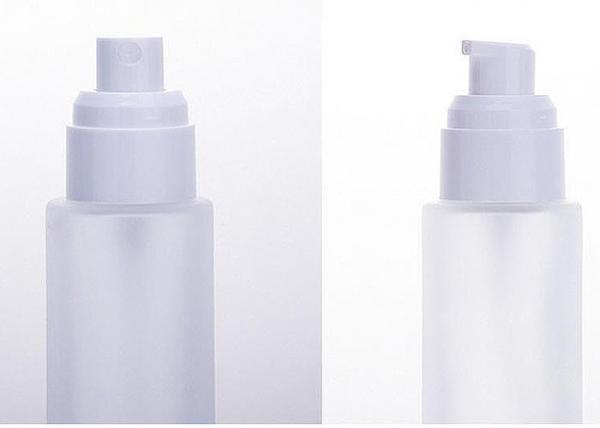 Le verre cosmétique rond met/bouteille en bouteille en verre de lotion avec la pompe