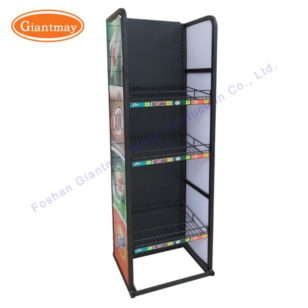 Выставочная витрина корзины конфеты картофельных чипсов розничного магазина