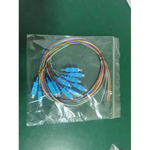 Outlet 0.9mm LSZH Fiber Optic Pigtails 12Cords 1.5 2.0 3.0 Insertion Loss ≤0.3dB 3