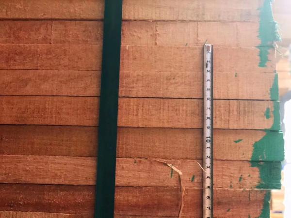 Okoume durable a scié l'humidité séchée au four FSC résistant de bois de construction a certifié