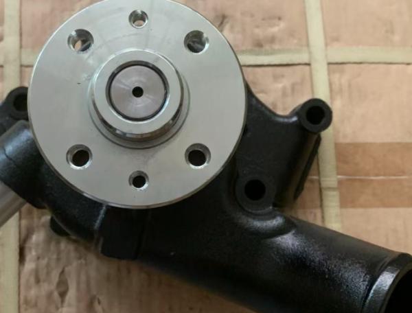 Model 6bd1 Water Pump Isuzu Part No. 1-13610-819-0 Hitachi Excavator Ex200-1 Ex200-5 Ex200lc-5 Four Holes
