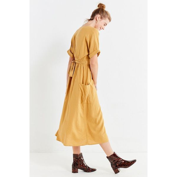 Robe de toile de femme de décolleté en V d'enveloppe du plus défunt or maxi longue avec des poches