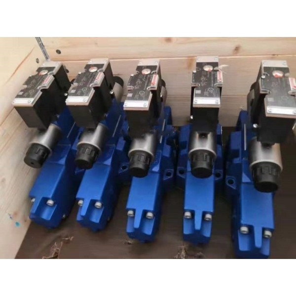 R900715040 4WRKE16W8-200L-3X/6EG24ETK31/F1D3M  Rexroth Germany proportional directional solenoid valve