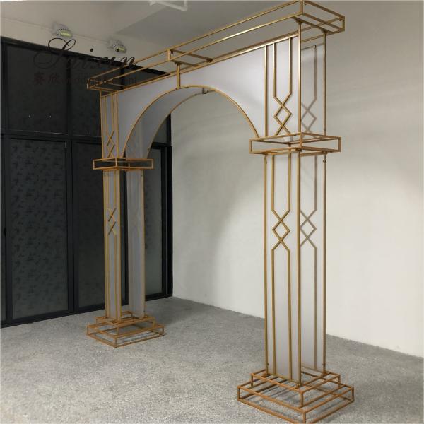 Quadro de ouro de luxo de fábrica com arco de membrana branca para decoração de cenário de móveis de casamento