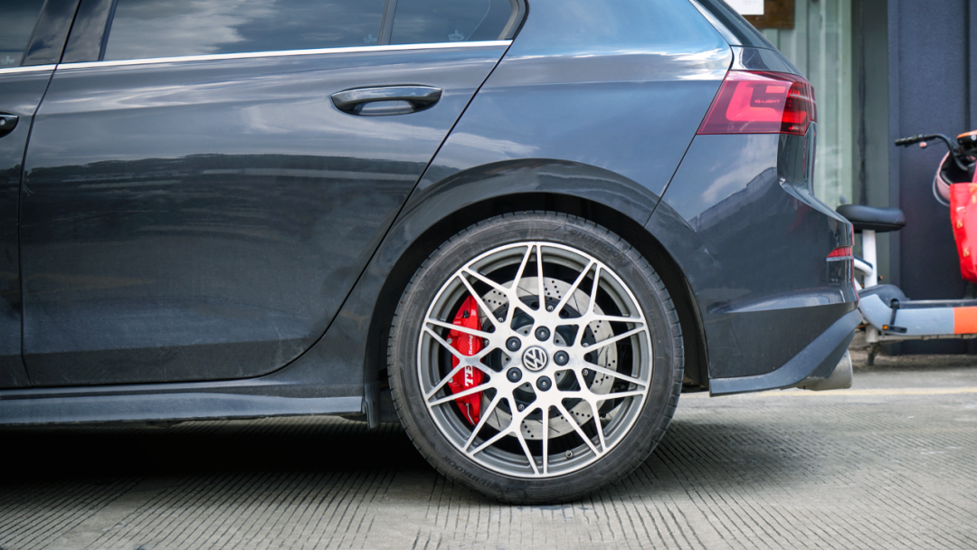 Front 6 pot and rear 4 pot caliper BBK auto brake system For Volkswagen Golf 8GTI 18 inch rim