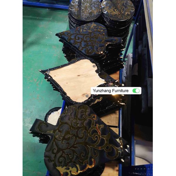 Золотое свадебное кресло, сложная роскошная конструкция, белая подушка.