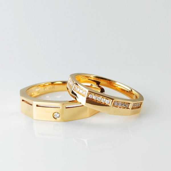 Hollow Carved Diamond AU750 9.8g Couple Rings Gold 18k