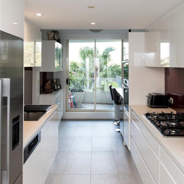 Simple High Gloss White Lacquer Kitchen Cabinet Free Standing For Apartment