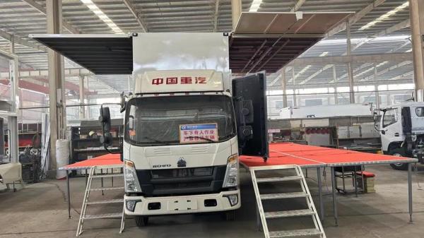 Sinotruck HOWO Mobile Music Stage Truck Self Powered LED Advertising Truck