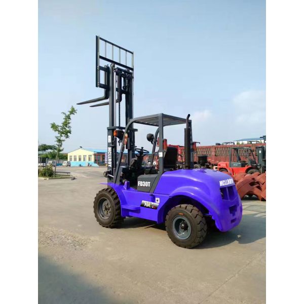 Heavy-Duty Diesel Four-Wheel Drive Forklift Truck Tire Type Air / Solid