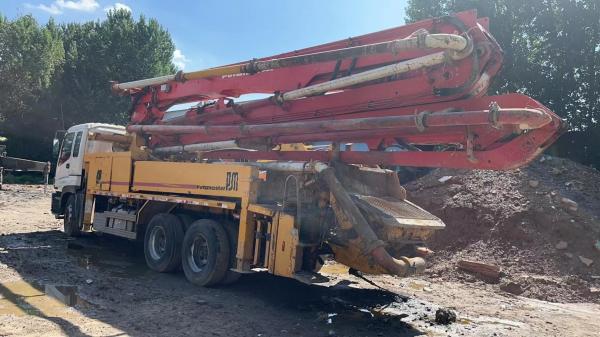 Pompe à béton Putzmeister blanche Elephant 38m avec service après-vente en bon état