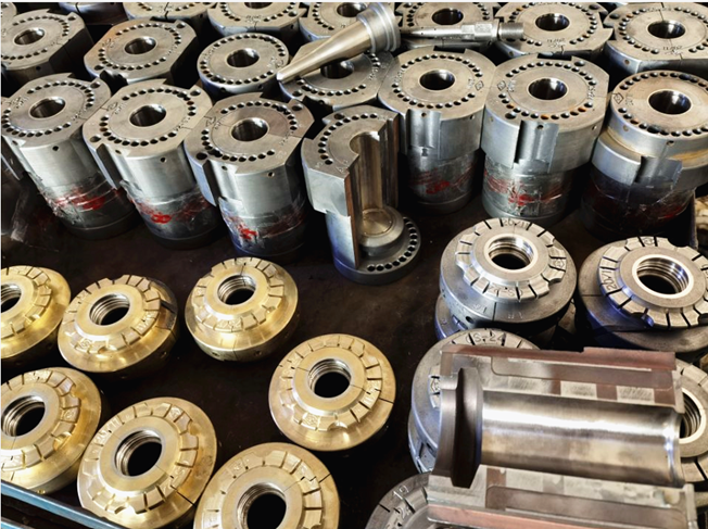 Ясный наградной графинчик вискиа с бутылкой стекла вискиа деревянной пробочки полностью покрытой отполированной