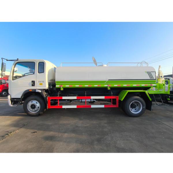 Camion-citerne HOWO 4X2 8000 litres d'exportation directe d'usine avec grande pompe à eau